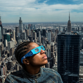 08/04/2024 Una persona observa el comienzo del eclipse en la plataforma de observación de Edge en Hudson Yards en Nueva York, EE.UU, a 8 de abril de 2024.