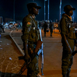 Agentes hacen guardia frente a la base aérea francesa y nigeriana en Niamey, a 9 de septiembre de 2023.