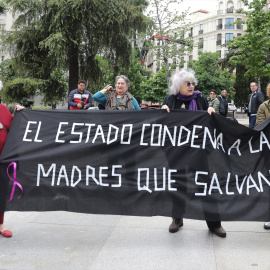 Varias mujeres con una pancarta que reza 'El estado condena a las madres que salvan' en una manifestación para apoyar a María Salmerón, en la Plaza de Cibeles, a 4 de mayo de 2022, en Madrid, (España).