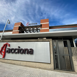 Puerta principal del edificio de la sede de Acciona en Madrid. E.P./Eduardo Parra