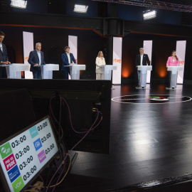 De izq. a der. Joseba Díez Antxutegi (PNV), Javier De Andrés (PP), Eneko Andueza (PSE-EE), Nerea Kortajarena Ibañez (EH Bildu), Juantxo López de Uralde (Elkarrekin Podemos), Alba García (Sumar), y Amaya Martínez (Vox), en el primer debate en televis