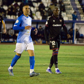 Los jugadores del CD Huracán Melilla y del Levante FC durante el partido de la Copa del Rey que enfrentó a ambos equipos en diciembre de 2021.