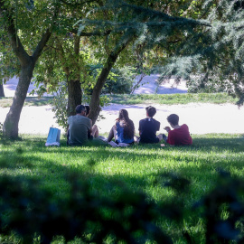 04/10/23-Varias personas pasan la mañana en el Parque del Oeste, en Madrid, a 30 de septiembre de 2023.