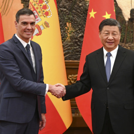 31/03/2023.- El presidente del Gobierno, Pedro Sánchez (i) saluda al presidente chino, Xi Jinping (d) durante su encuentro este viernes en el Gran Palacio del Pueblo en el marco de su visita oficial a China. EFE/ Borja Puig De La Bellacasa /Moncloa Pool