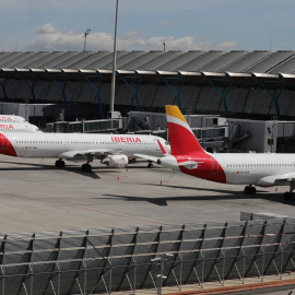 Varios aviones de Iberia aparcados en el Aeropuerto de Madrid-Barajas Adolfo Suárez . E.P./Marta Fernández