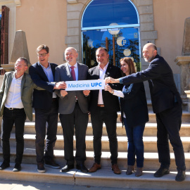 El rector de la UPC, Daniel Crespo; l'alcalde de Terrassa, Jordi Ballart i representants de les dues institucions aguanten un cartell que anuncia el projecte per crear nous estudis de Medicina, davant el rectorat de la universitat