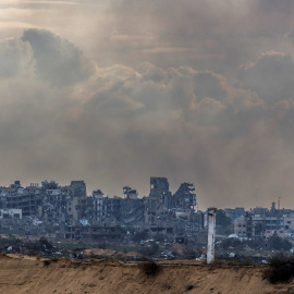 Una nube de humo se eleva sobre los edificios destruidos en Gaza mientras continúan los combates entre las tropas israelíes y Hamás, a 3/1/2024