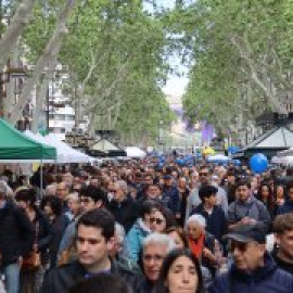 Sant Jordi, el dia que els barcelonins reconquereixen les Rambles als turistes