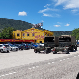 Dos caminos del ejército de Tierra aparcados presuntamente a la hora de comer del miércoles 14 de junio en Casa Pepe.