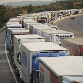 Las protestas de los agricultores franceses se han endurecido y han acabado cortando este viernes la autopista AP-7 en la Jonquera (Girona).