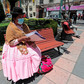 14/10/2021 Elizabeth Zenteno se sienta en una banca en una plaza del centro de La Paz (Bolivia).