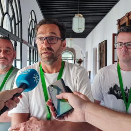 Representantes de los trabajadores de Acerinox, este martes en el Parlamento de Andalucía.