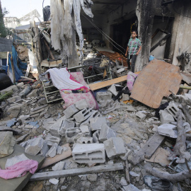 Los palestinos recogen sus pertenencias de los edificios destruidos después del ataque aéreo del Ejército israelí en el campo de refugiados de Nuseirat mientras continúan los ataques de Israel en la Franja de Gaza.