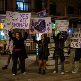 Varias mujeres con carteles durante una manifestación por el 25N de 2023 en Barcelona.