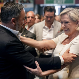 07/06/2024 Santiago Abascal y Marine Le Pen se saludan en el acto de Vox este mes de mayo en Madrid en el que participaron múltiples líderes de la ultraderecha internacional.