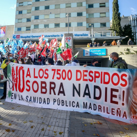 Varias personas sostienen una pancarta donde se lee "No sobra nadie", en una protesta frente al Hospital Gregorio Marañón, a 2 de diciembre de 2021.