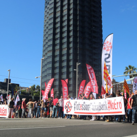 La manifestació dels treballadors de CaixaBank davant la seu del banc a Barcelona, coincidint amb la primera vaga general en la història de l'entitat. Imatge del 22 de juny de 2021.