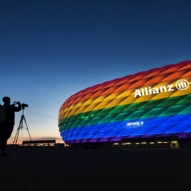 La fachada del  estadio 'Allianz Arena' iluminada con los colores de la bandera LGBTI el 09 de julio de 2016.