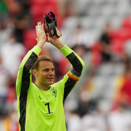 Manuel Neuer, portero de Alemania, con el brazalete arcoíris