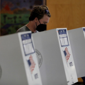 Un hombre vota durante el día de las elecciones primarias en una escuela pública en Bedford-Stuyvesant Brooklyn, Nueva York.