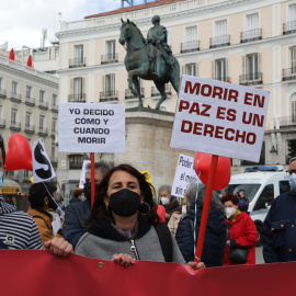 Una mujer con un cartel en el que se lee: `Morir en paz es un derecho´ durante una concentración de Derecho a Morir Dignamente en la Puerta del Sol, en Madrid (España), a 18 de marzo de 2021.