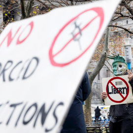 Un grupo de manifestantes se reúne para protestar contra el mandato de vacunación en la ciudad de Nueva York, a 6 de diciembre de 2021.