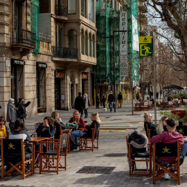 Aspecto de una terraza de un bar en el centro de Barcelona este viernes.