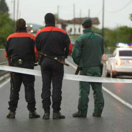 Agentes de la Ertzaintza y la Guardia Civil, en una carretera vasca. EFE/ D.Aguilar