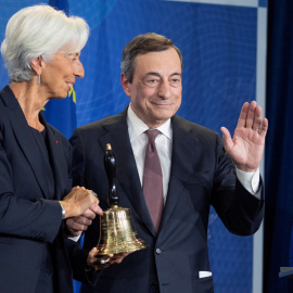 El presidente saliente del Banco Central Europeo (BCE), Mario Draghi, entrega la campana que simboliza la presidencia de la entidad a su sucesora, la francesa Christine Lagarde, enel acto de despedida en Fráncfort. REUTERS/Boris Roessler/Pool