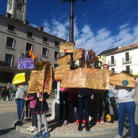 29/10/2019.- Clara García junto a más niños durante una concentración el pasado domingo para luchar contra la crisis climática.