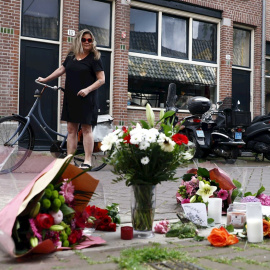 Homenaje improvisado en memoria del periodista Peter R. de Vries, asesinado en el centro de Amsterdam.