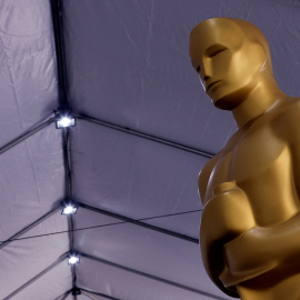 Una estatua de los Oscar en los preparativos de la gala de entrega de los premios de la Academia de Hollywood, en Los Angeles (California, EEUU). REUTERS/Eric Gaillard