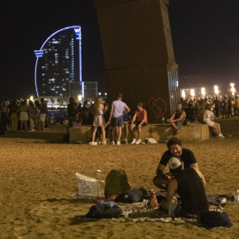 Varios grupos de jóvenes en la playa de la Barceloneta el 16 de julio de 2021.