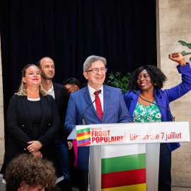 (De izquierda a derecha) Mathilde Panot, Manuel Bompard, Jean-Luc Mélenchon y Danièle Obono están en el escenario en la sede de La France Insoumise después de los resultados de la segunda vuelta de las elecciones legislativas.