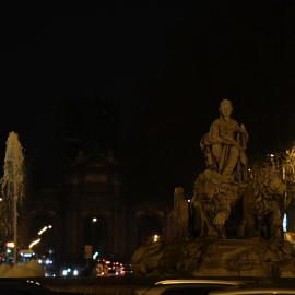 La fuente de Cibeles de Madrid sin luz con motivo de la hora del planeta.