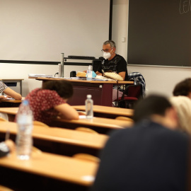 Un grupo de estudiantes durante la convocatoria extraordinaria de la Evaluación del Bachillerato para el Acceso a la Universidad (EBAU), a 6 de julio de 2021, en Madrid