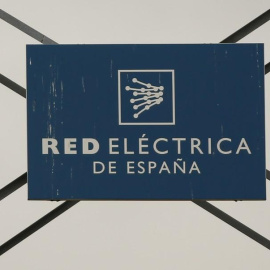 El logotipo de Red Electrica en una torre de electricidad en Alcobendas, en las afueras de Madrid. REUTERS/Sergio Perez