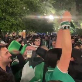 La euforia de los aficionados del Betis se desborda en Sevilla tras ganar la Copa