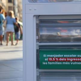 L'ONG Educo instal·la neveres buides per alertar del risc de pobresa infantil i de la manca de beques menjador.