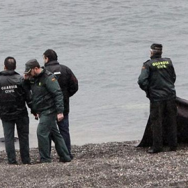 Rescate de cuerpos en la playa ceutí de El Tarajal. EFE/Archivo