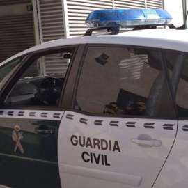 Un coche de la Guardia Civil entra en los juzgados de Vélez. / EP