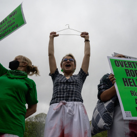 Un manifestante sostiene una percha, un símbolo del movimiento por los derechos reproductivos, mientras los activistas organizan una protesta de "muerte" en el parque Washington Square en Nueva York el 13 de mayo de 2022.