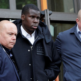 El defensor francés del West Ham United, Kurt Zouma (centro), tras comparecer ante el Thames Magistrates' Court en Londres el 24 de mayo de 2022.