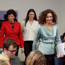 La Ministra Portavoz y de Hacienda María Jesús Montero (d), la ministra de Educación Isabel Celaá (i), y la ministra de Igualdad Irene Montero, a su llegada a la rueda de prensa tras el Consejo de Ministros, en el Palacio de La Moncloa en Madrid.- EFE