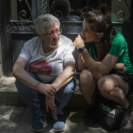 Teresa Sarmiento, de 72 años, en el portal de su edificio, en la calle Argumosa, 11 de Lavapiés, en Madrid, este martes, después de conocer que su desahucio se ha aplazado hasta el 1 de julio de 2022.