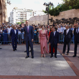 El rey Felipe VI junto a Isabel Díaz Ayuso y José Luis Martínez-Almeida a la entrada de la plaza de toros de Las Ventas (Madrid), este 1 de junio de 2022.