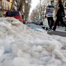 En la imagen, acumulación de nieve junto a la Plaza de Cascorro, en Madrid.