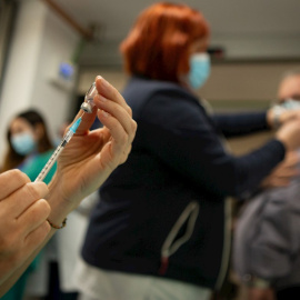 Un sanitario prepara la dosis de una vacuna contra la covid.