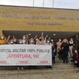 Protesta de trabajadoras a las puertas del Hospital Virgen del Rocío para reclamar que el servicio de limpieza sea público.