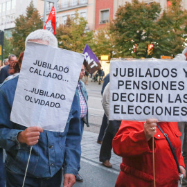 Dos pensionistas con pancartas en la manifestación de Zaragoza, en el Día Internacional de las Personas Mayores, para reclamar unas pensiones dignas. EFE/Javier Cebollada